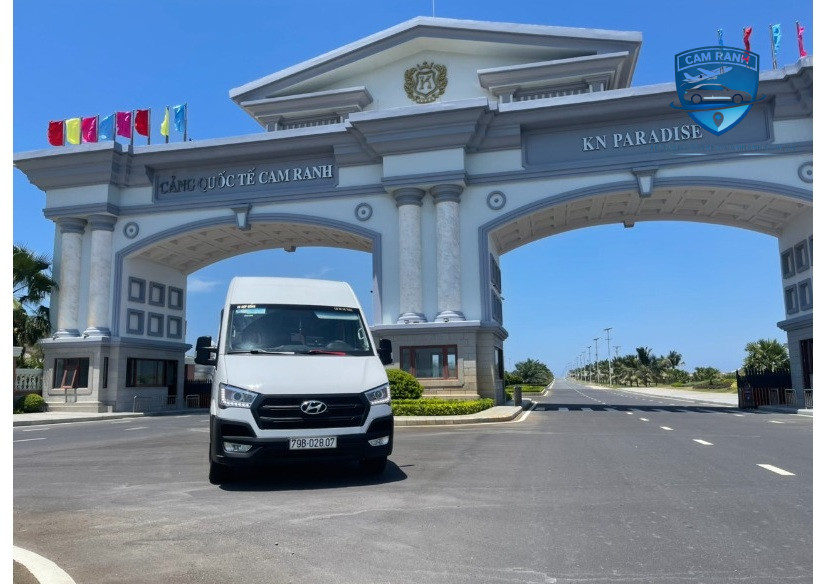 đặt xe đưa đón sân bay Cam Ranh 16 chỗ rộng rãi thoải mái