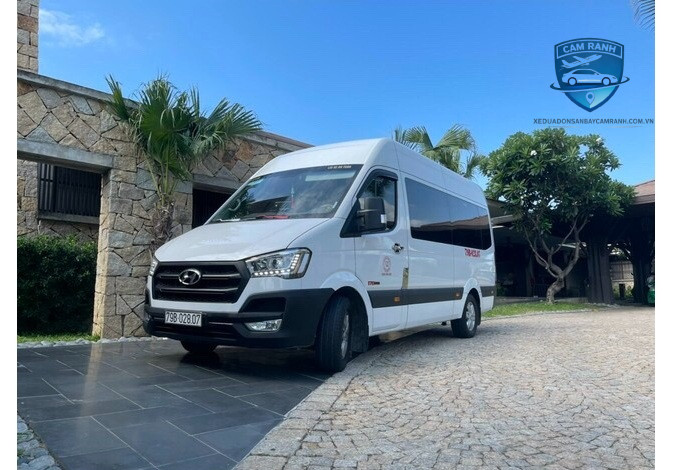 thuê xe sân bay Cam Ranh đón khách tận nơi